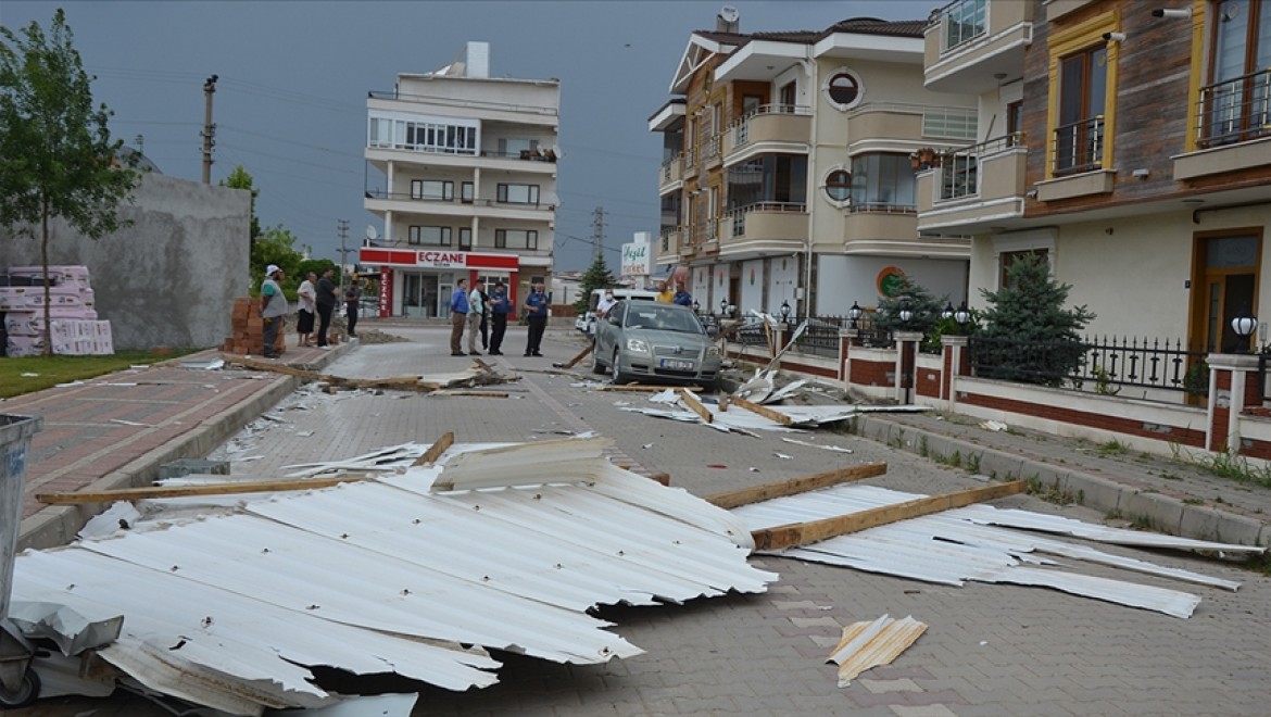 Çanakkale'de kuvvetli fırtına çatıyı yerinden söktü, elektrik direğini devirdi