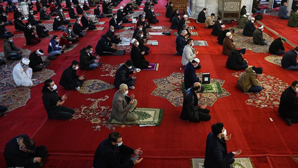 Vatandaşlar, ikametlerine en yakın camide cuma namazını kılabilecek