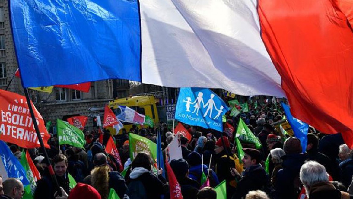 Macron'un görüşme yaptığı Versay Sarayı'nın çevresinde emeklilik reformu protestosu