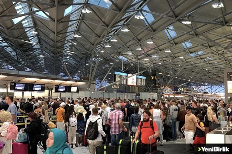 Avrupa ve ABD'de havalimanlarında kaos