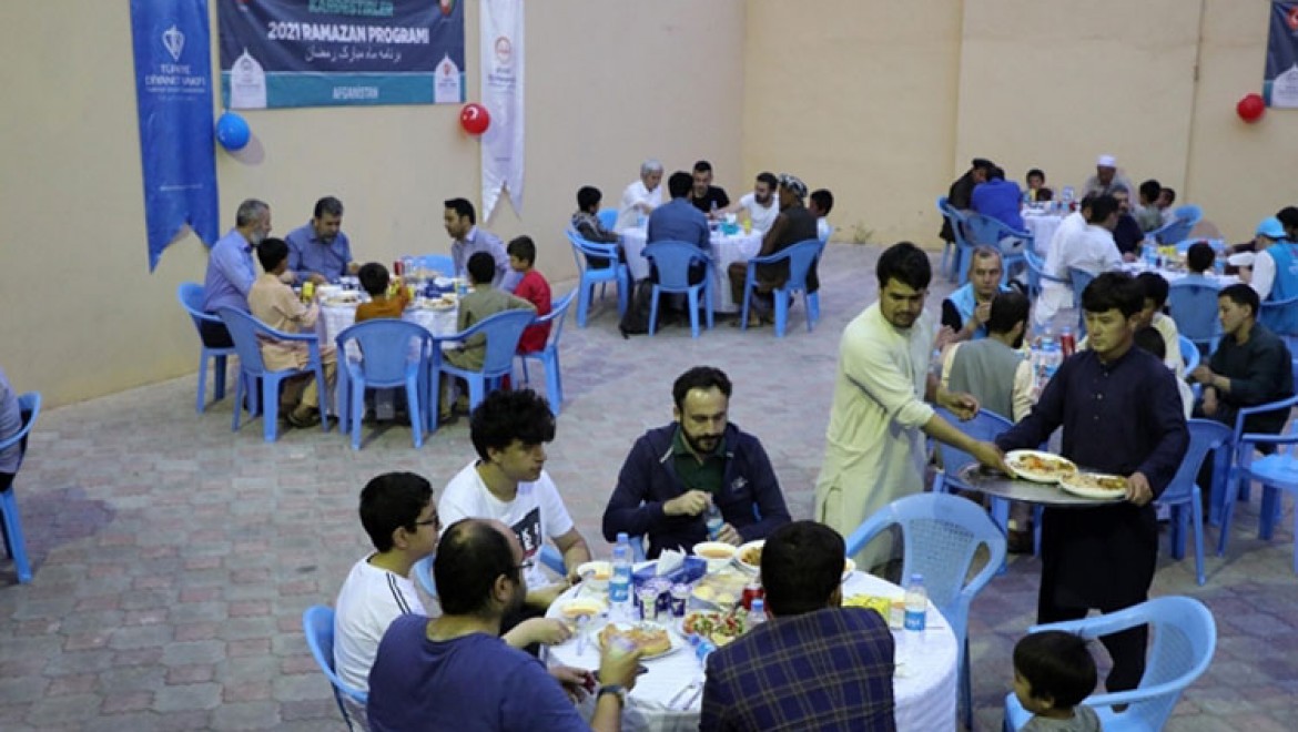 TDV Afganistan'da yetimlere iftar verdi