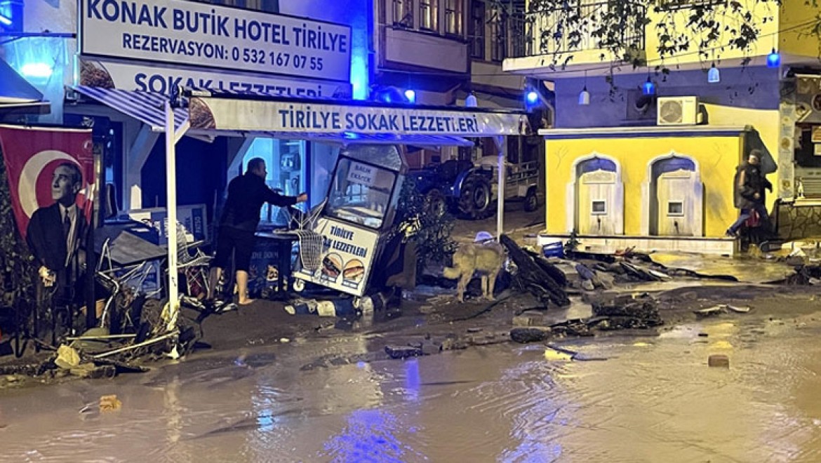 Bursa'nın turistik bölgelerinden Tirilye'de sağanak nedeniyle araçlar sürüklendi, iş yerlerini su bastı