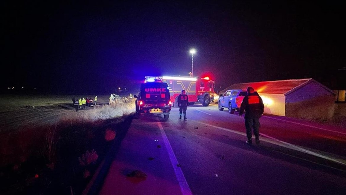 Aksaray'da 2 otomobilin çarpıştığı kazada 6 kişi öldü