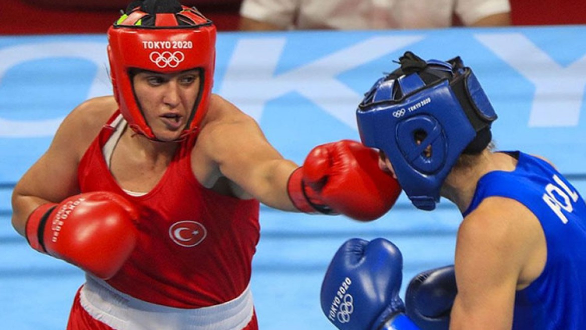 Busenaz Sürmeneli Türkiye'nin olimpiyatlarda ringe çıkan ilk kadın boksörü olmanın gururunu yaşıyor