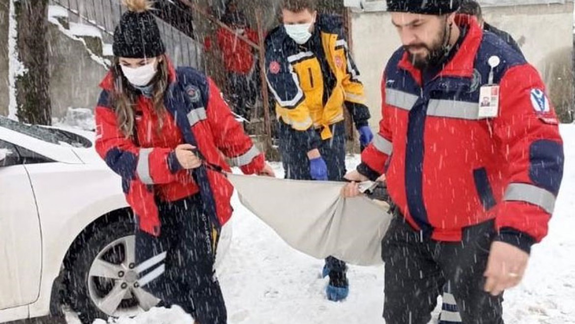 Kar nedeniyle hastaneye gidemeyen yaşlı kadının yardımına ekipler yetişti