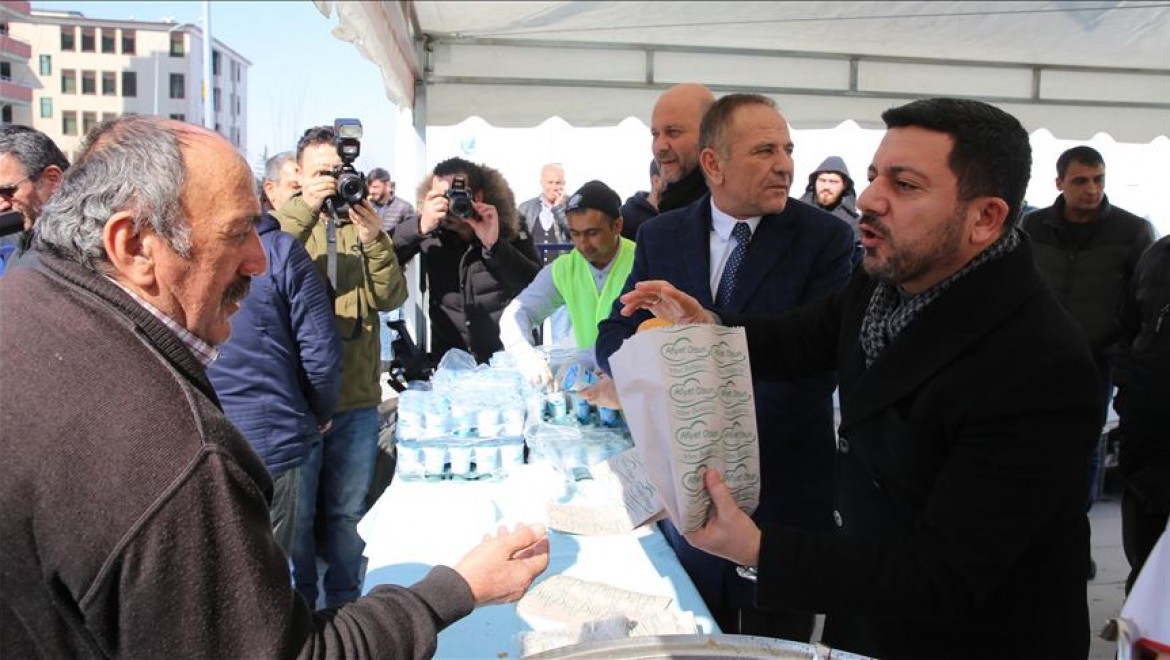 Nevşehir Belediye Başkanı Arı kazandığı tazminatlarla kavurma dağıttı