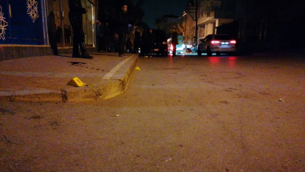 Sokak ortasında abi kardeşe silahlı saldırı: 1 ölü, 1 yaralı