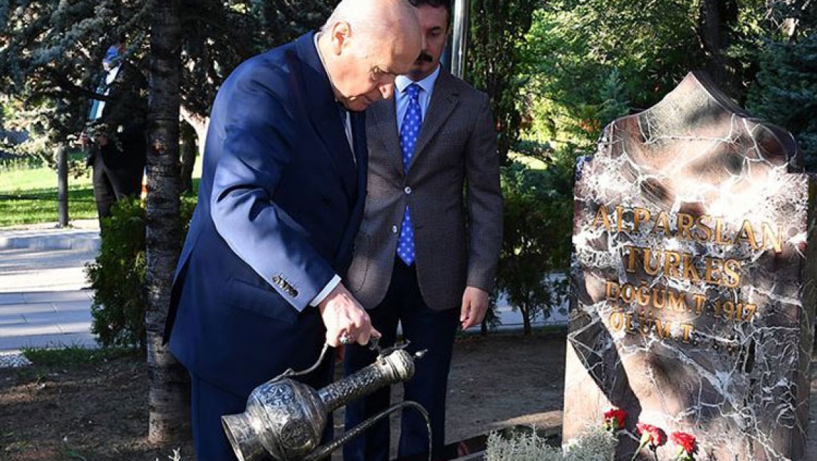 "Devlet Bahçeli Alparslan Türkeş'in mezarını ziyaret etti"