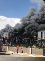 Diyarbakır'da fabrikada çıkan yangına müdahale ediliyor