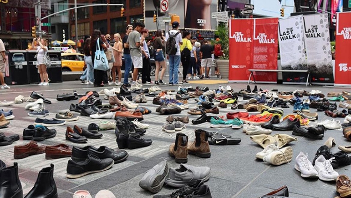 New York'un Times Meydanı'na 15 Temmuz şehitleri anısına 251 çift ayakkabı konuldu