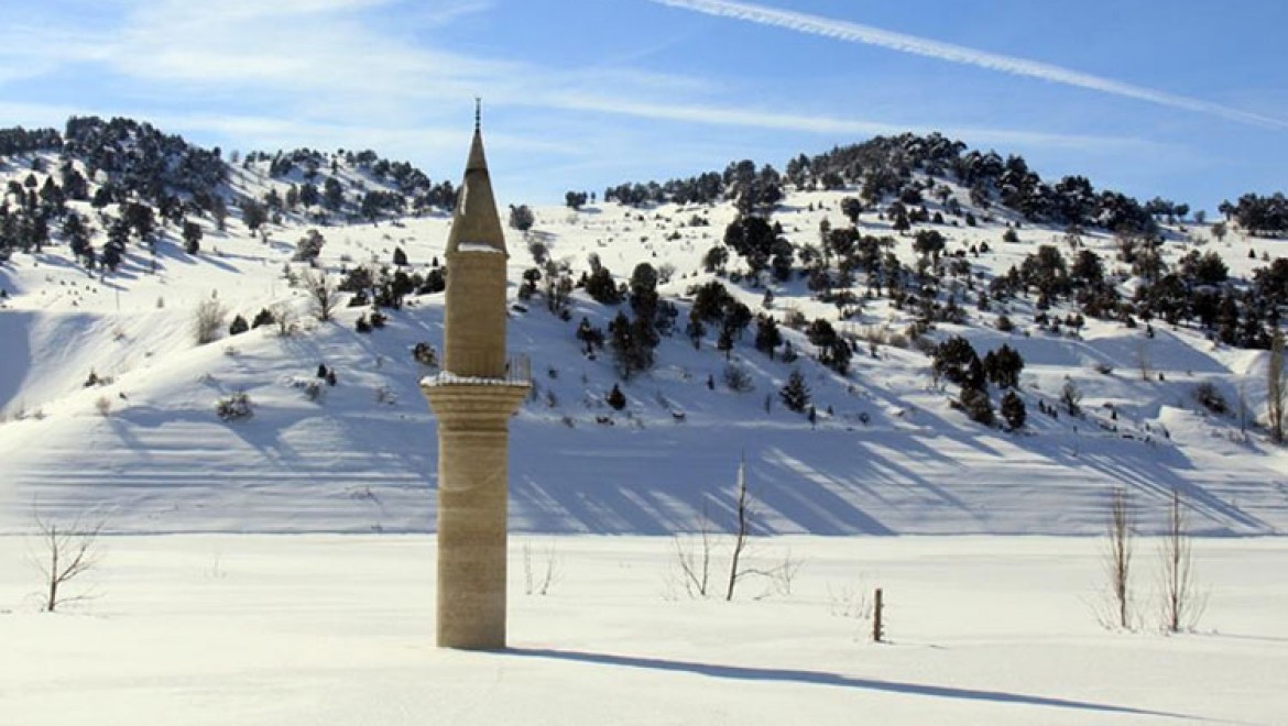 Sivas'ta Pusat-Özen Barajı'nın yüzeyi buzla kaplandı