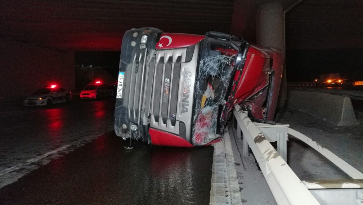 Şile otoyolunda hafriyat yüklü kamyon yan yattı