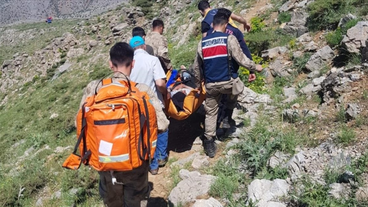 Malatya'da mantar ve ot toplamak için çıktığı kayalıklardan düşen kişi yaralandı