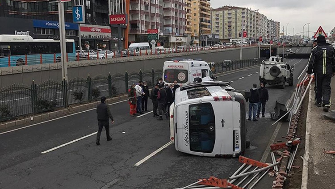 Diyarbakır'da yolcu minibüsü devrildi