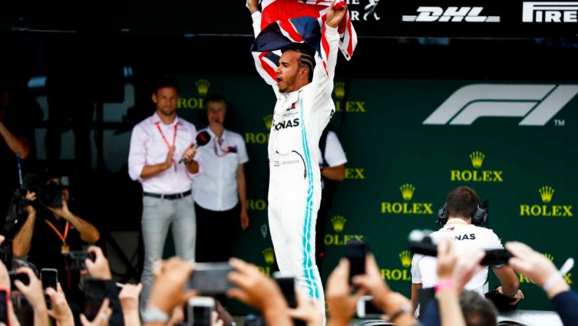 Lewis Hamilton 7. galibiyetini evinde kazandı