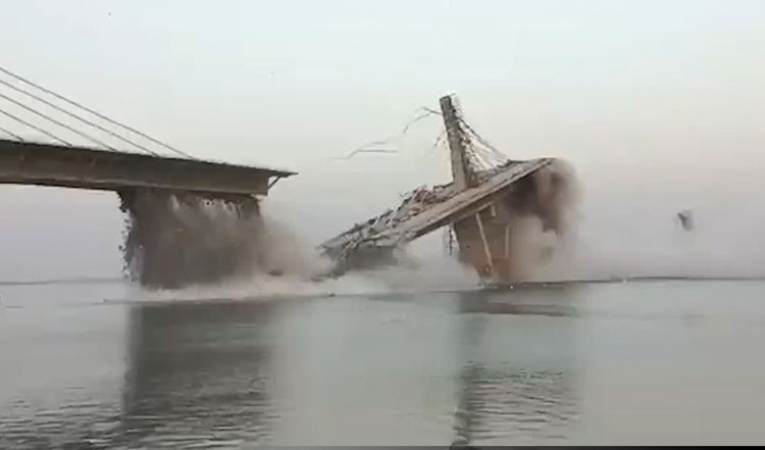 Hindistan'da inşaat halindeki köprü ikinci kez çöktü