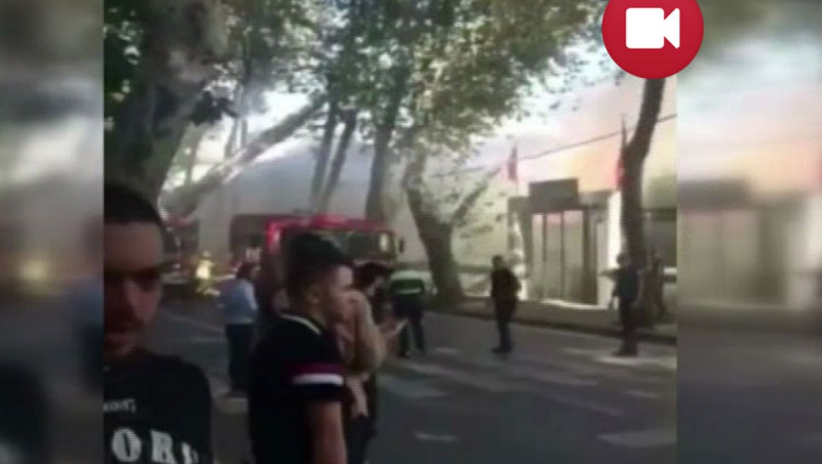 Kabataş Erkek Lisesinin Yanında Bulunan Binada Yangın Çıktı