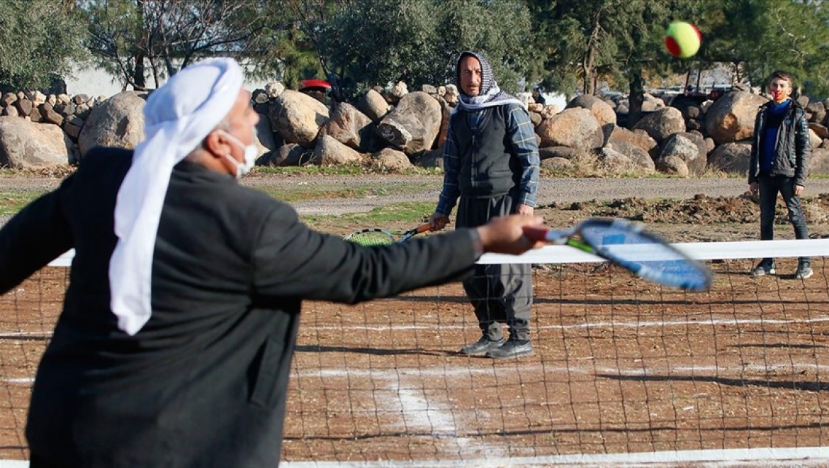 Şanlıurfa'da tenisle tanışan köylüler kendi imkanlarıyla yaptıkları kortta raket sallıyor