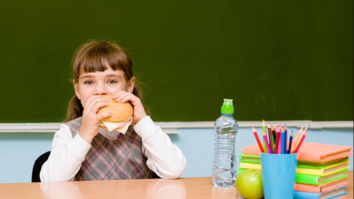 Çocukların Ders Çalışırken Yemek Yemesi Obeziteye Zemin Hazırlıyor