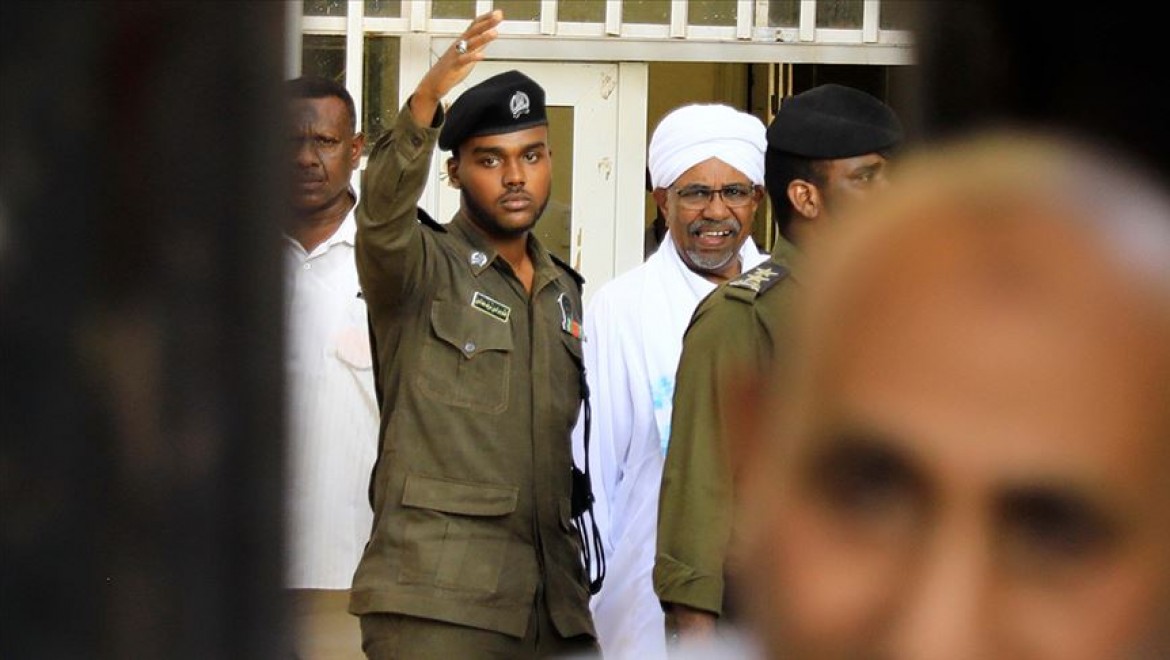 Sudan'ın devrik lideri Beşir hakim karşısında