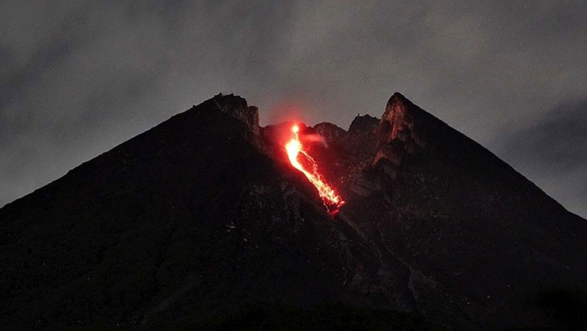 Endonezya'da Merapi Yanardağı son 6 saatte 36 kez lav püskürttü