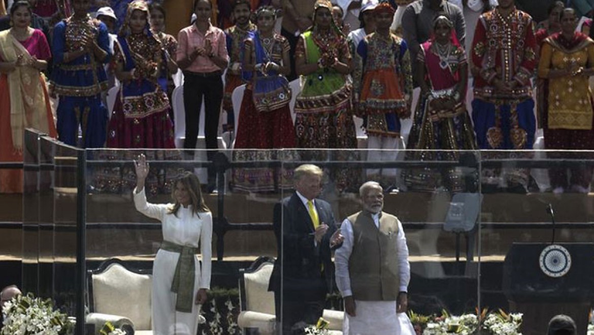 ABD Başkanı Trump, Hindistan'da stadyumda yaklaşık 100 bin kişiye hitap etti