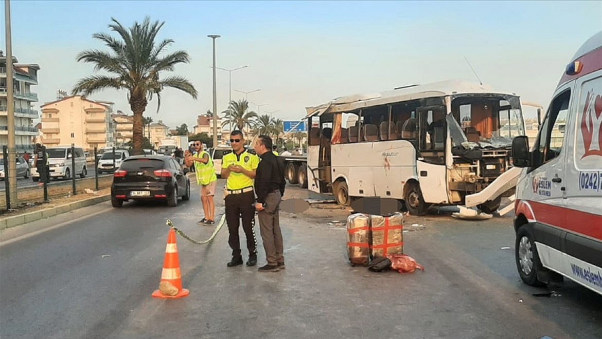 Antalya'da tur midibüsünün devrilmesi sonucu 3 kişi öldü, 16 kişi yaralandı