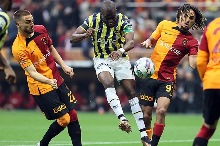 Şampiyonluğu garantileyen Galatasaray, derbide Fenerbahçe'yi ağırlıyor