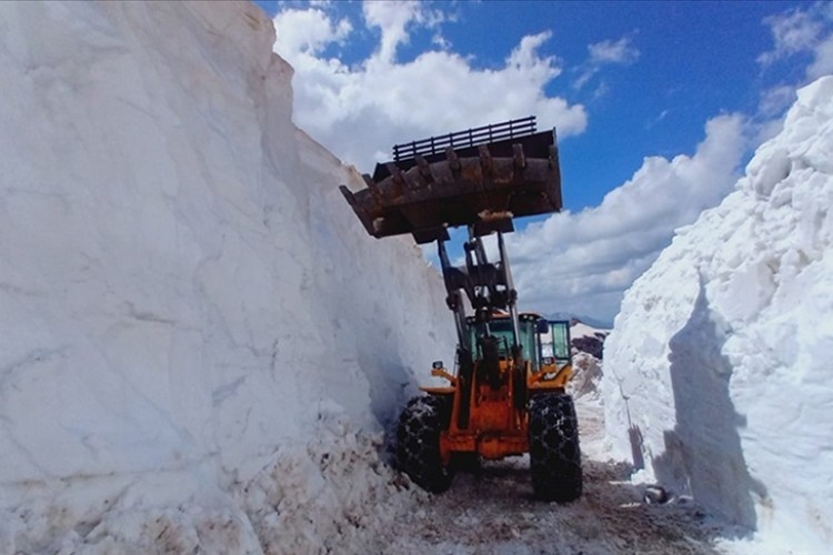 Hakkari'de ekipler haziranda da karla mücadeleyi sürdürüyor