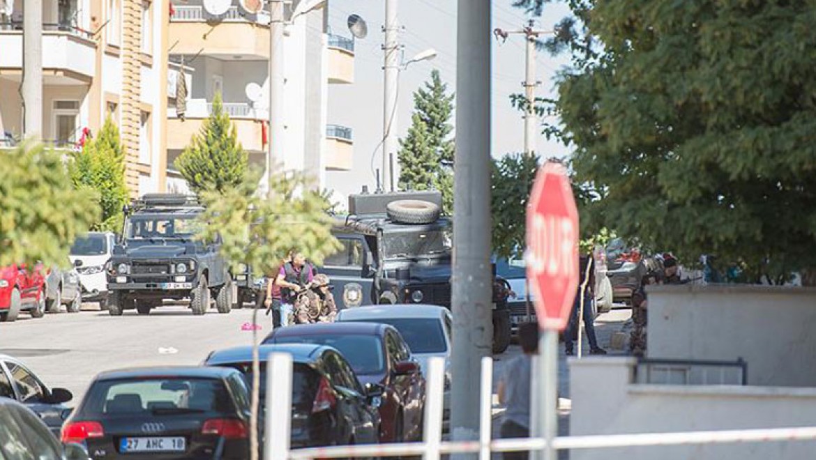 Gaziantep'te yakalanacağını anlayan terörist kendini patlattı: 3 şehit