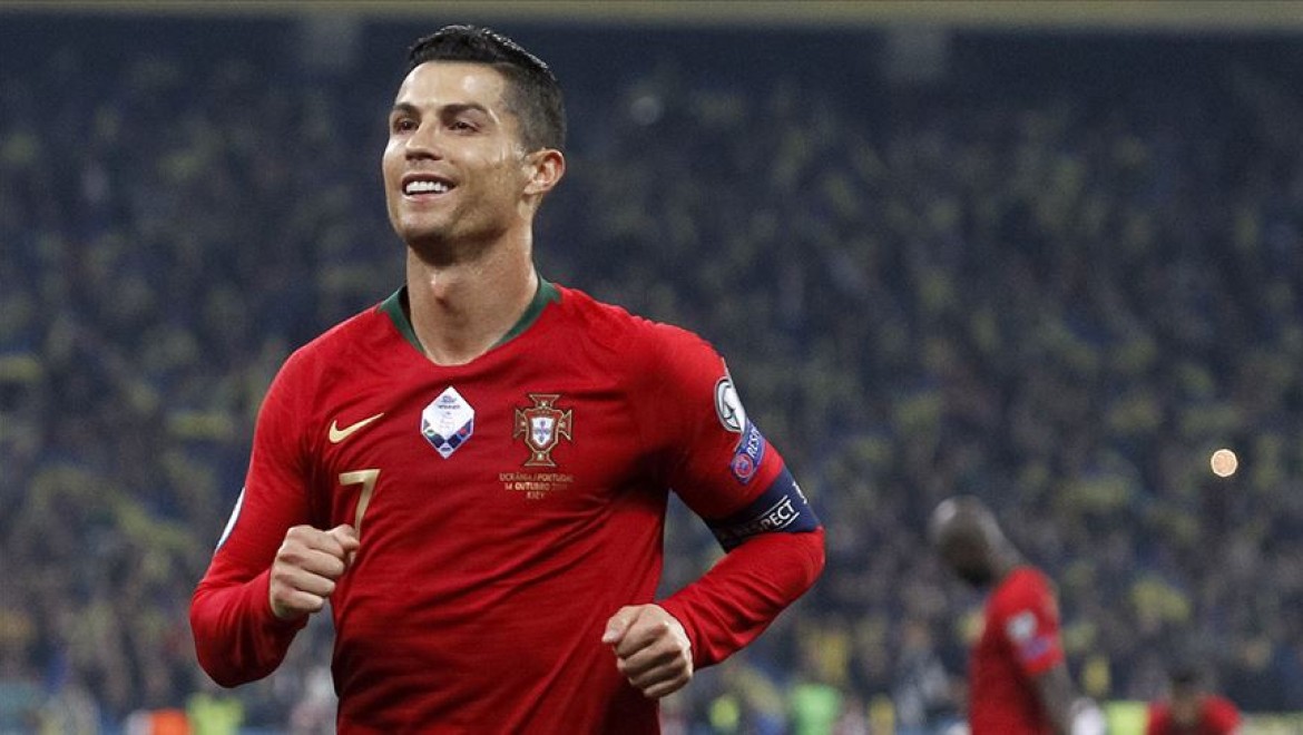 Cristiano Ronaldo milenyum futboluna damga vuruyor