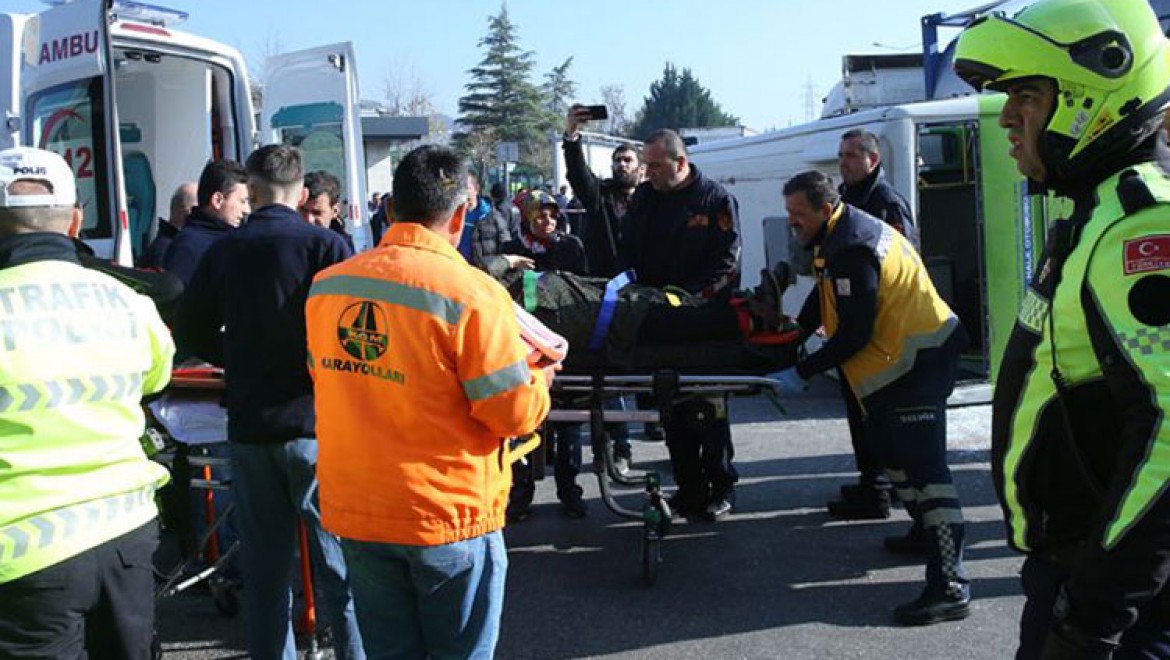 Kocaeli'de midibüs ile tanker çarpıştı: 27 yaralı