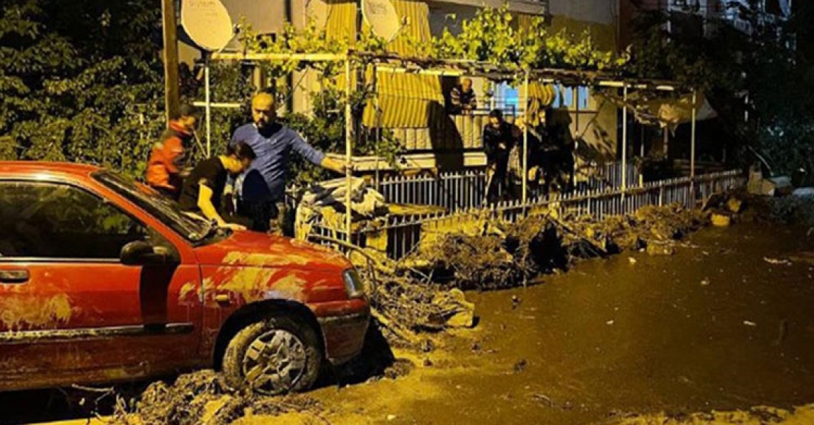 Burdur'da sağanak nedeniyle su basan evdeki engelli kız öldü, annesi hastaneye kaldırıldı