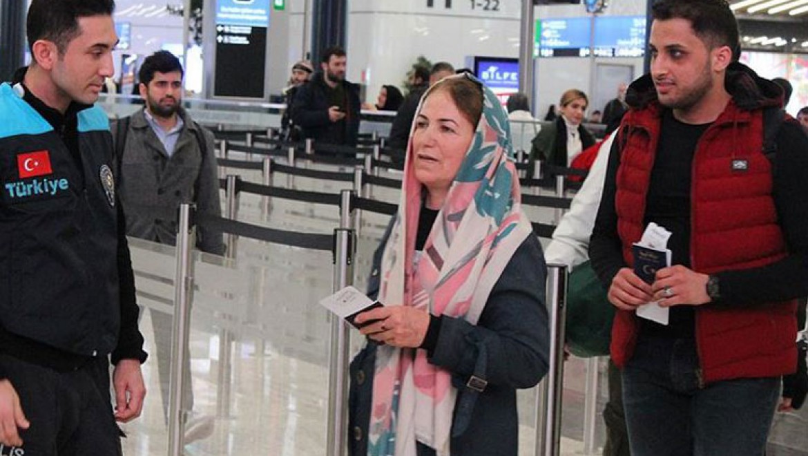 Turkuaz yelekli pasaport polisleri İstanbul Havalimanı'nda hizmet vermeye başladı