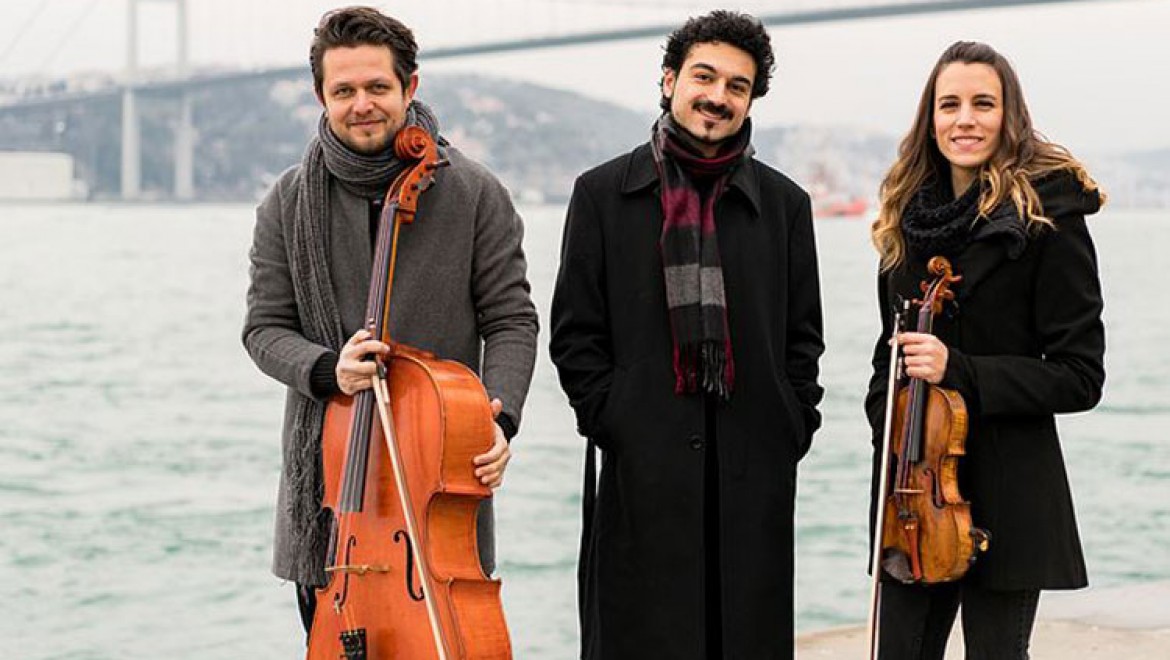 Oda müziğinin genç sesi 'Bosphorus Trio' Türk bestecileri dünyaya taşıyor