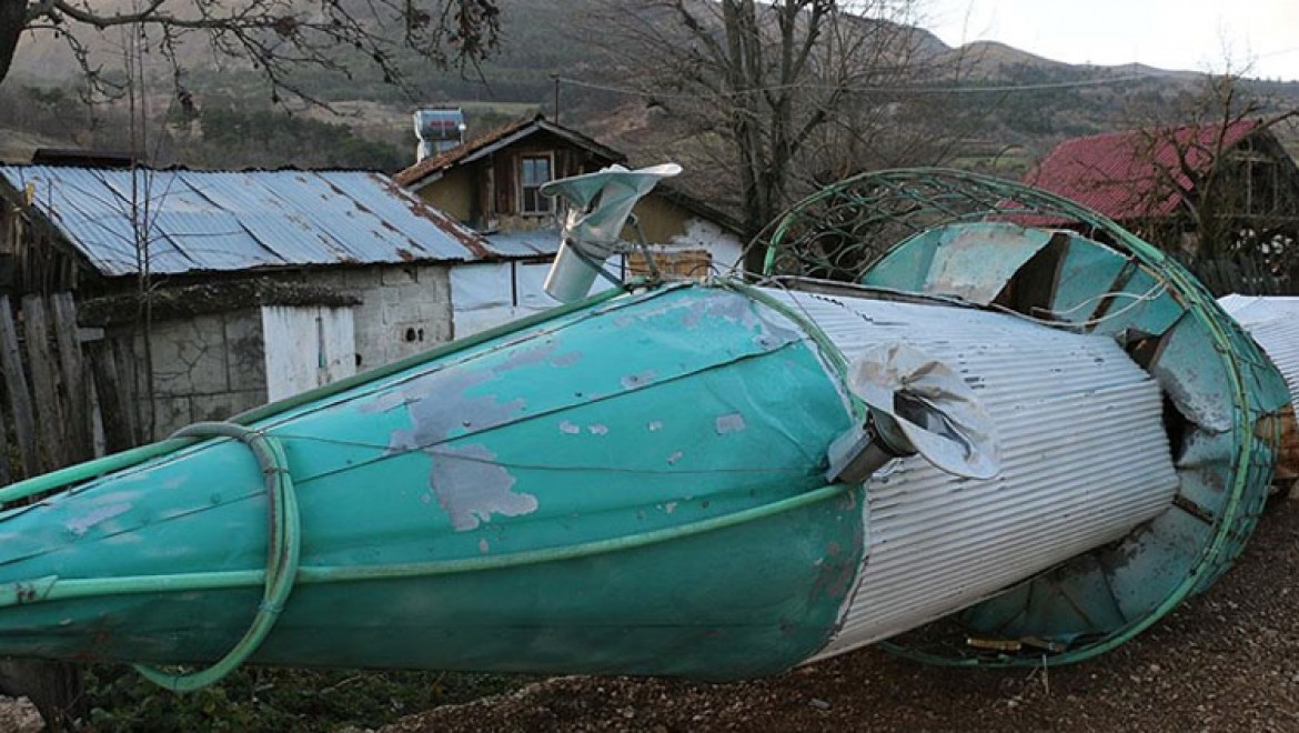 Bolu'da kuvvetli rüzgar nedeniyle minaresi yıkılan caminin çatısı ve ev zarar gördü