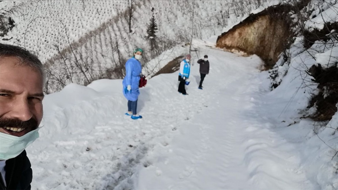 Ordu'da sağlık ekipleri karda 2 kilometre yürüyerek ulaştıkları hastaya Kovid-19 aşısı yaptı