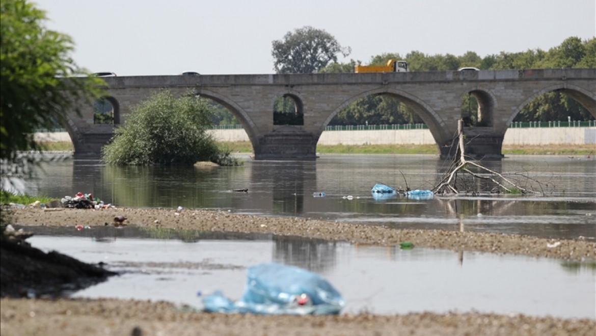 Debisi düşünce Meriç Nehri'ne atılan çöpler ortaya çıktı