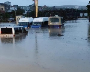 Ankara'nın Akyurt ilçesinde sağanak nedeniyle araçlar yolda kaldı, ev ve işyerlerini su bastı