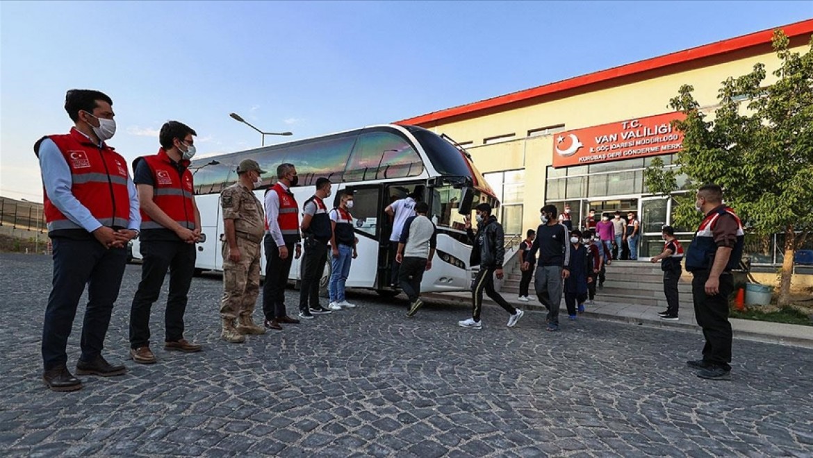 Van'da güvenlik güçlerince yakalanan göçmenler sınır dışı ediliyor