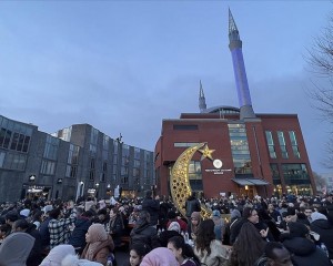 Hollanda'da "Cami Meydanı"nda 1500 kişilik sokak iftarı düzenlendi