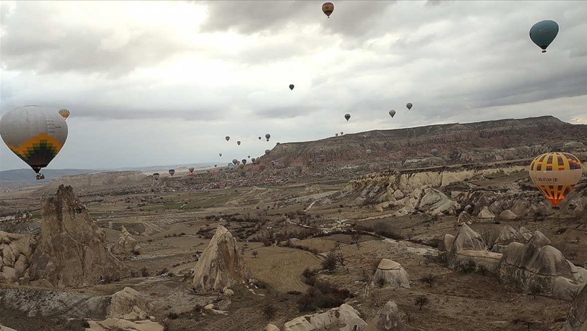 Kapadokya'da sıcak hava balon turları rüzgar nedeniyle 3 gündür yapılamıyor