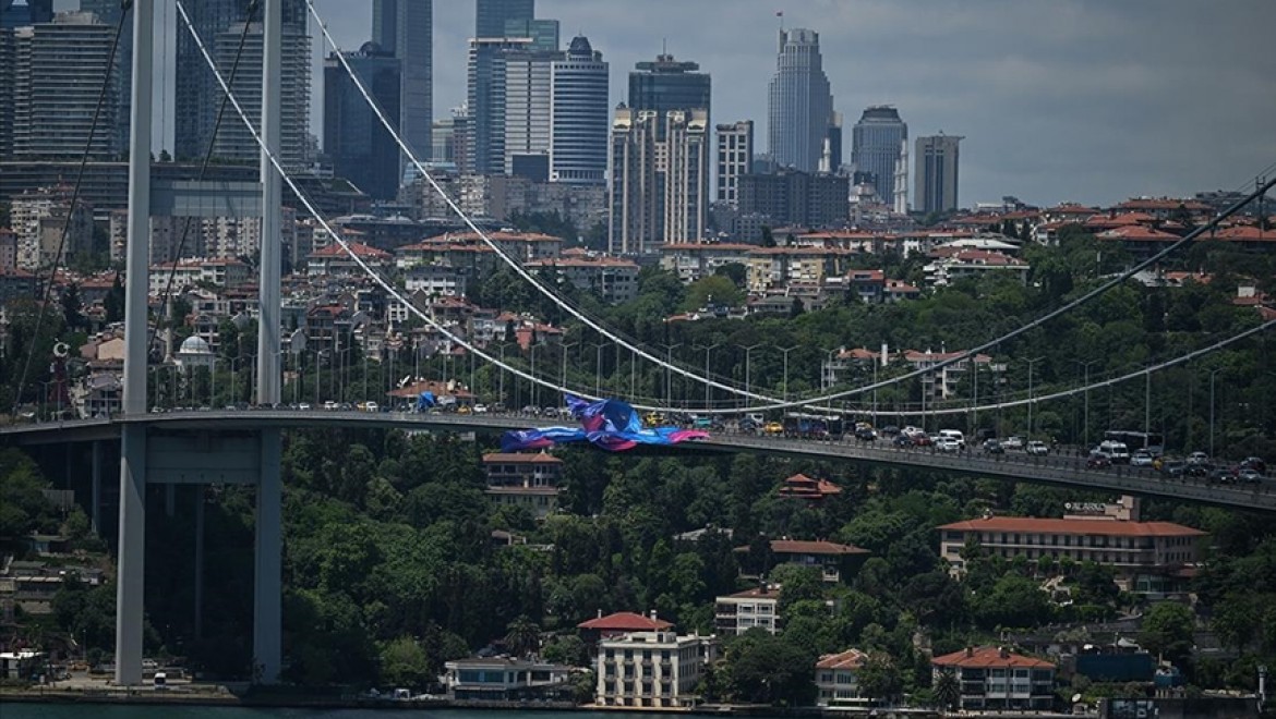 UEFA Şampiyonlar Ligi finalistlerinin bayrakları İstanbul Boğazı'nda dalgalanıyor