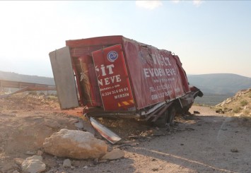 Mersin'de ev eşyası taşıyan kamyon devrildi, 4 kişi öldü