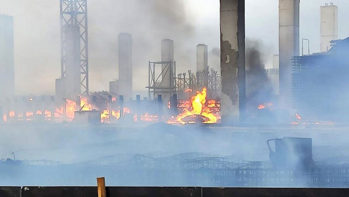 Kocaeli'de fabrika inşaatında çıkan yangına müdahale ediliyor