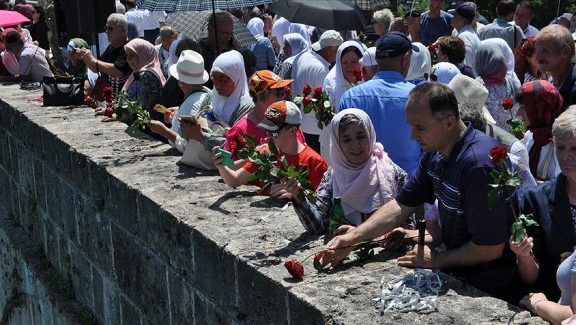 Bosna Savaşında diri diri yakılan kurbanlar anıldı