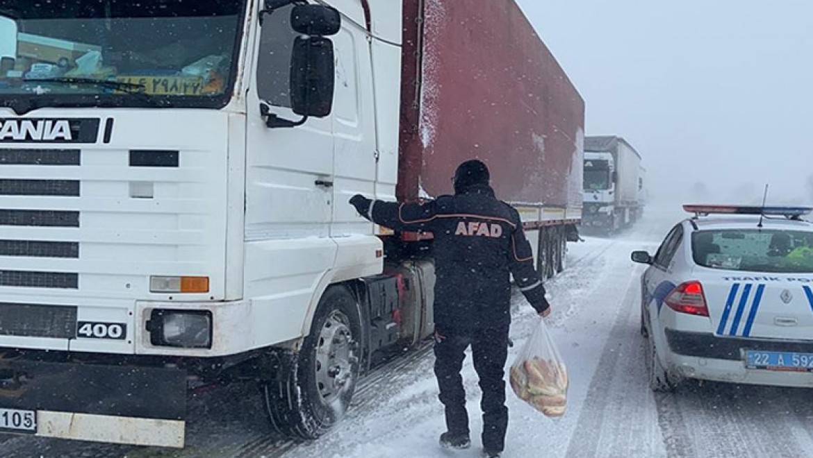 Edirne'de AFAD, yolda kalan tır sürücülerine kumanya dağıttı