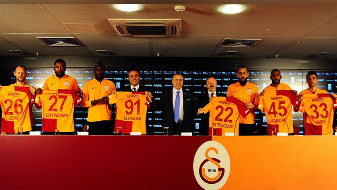 Galatasaray'dan Yeni Transferler İçin İmza Töreni