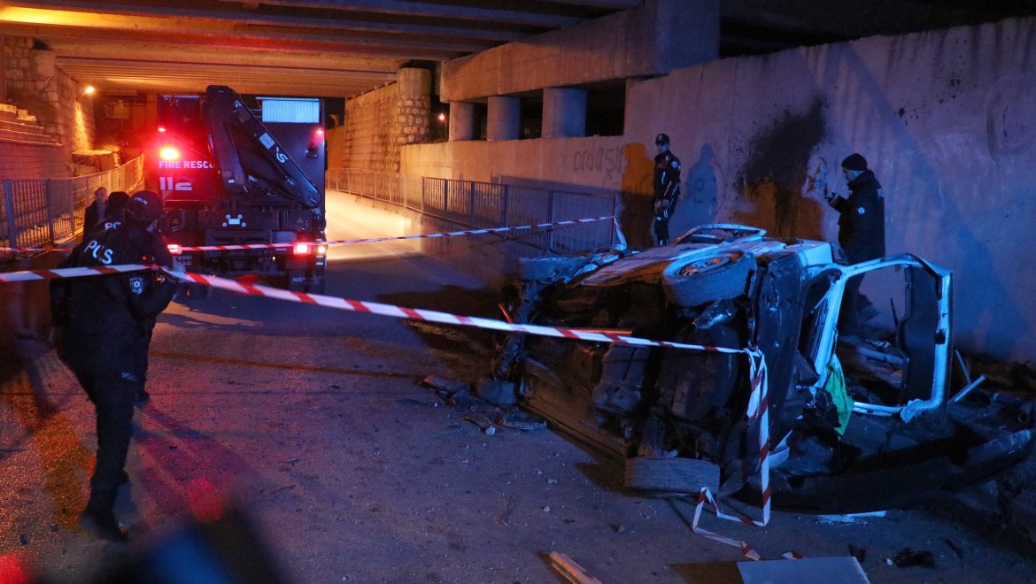 Köprüden uçan otomobil hurdaya döndü: 2 ölü