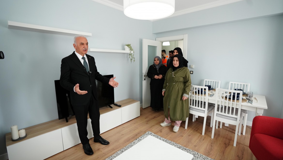 Ümraniye'de Başkan Yıldırım örnek daireleri hak sahiplerine tanıttı